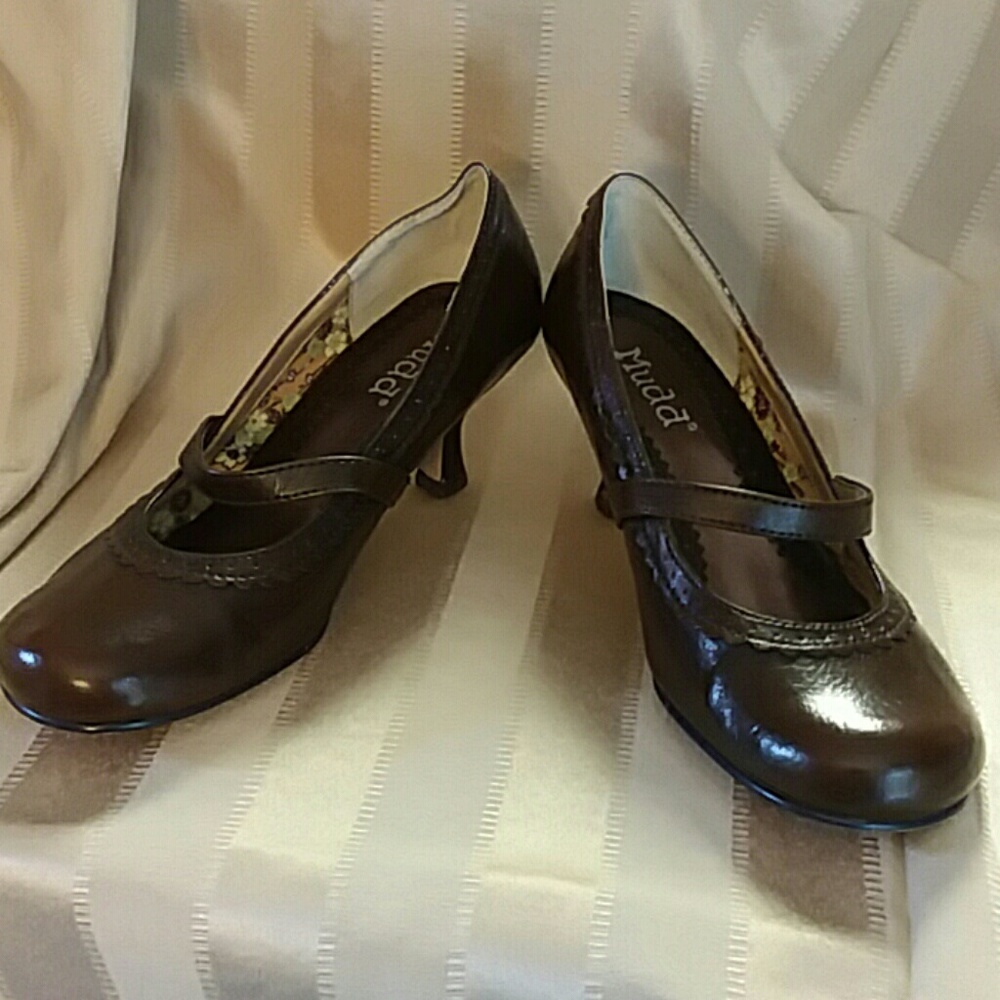 Mudd slightly worn brown low heels size 6